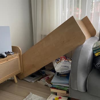 Vivense'den Alınan Kitaplık Ayaklarından Kırılarak Öne Devrildi!