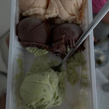 Ağam Baklava'nın Bozuk, Ekşimiş Dondurma Satması.