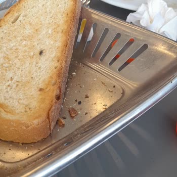 Köfteci Yusuf Dinlenme Tesisinde Yetersiz Hizmet Ve Hijyen Problemleri