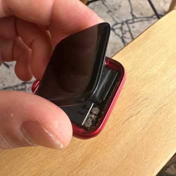 Apple Saatinin Arkasında Değil!