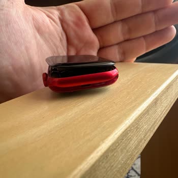 Apple Saatinin Arkasında Değil!