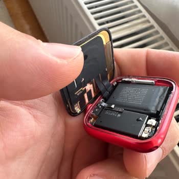 Apple Saatinin Arkasında Değil!