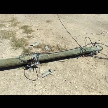 Türk Telekom Kabloları, Direkleri Yerlerde!