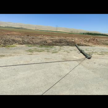 Türk Telekom Kabloları, Direkleri Yerlerde!