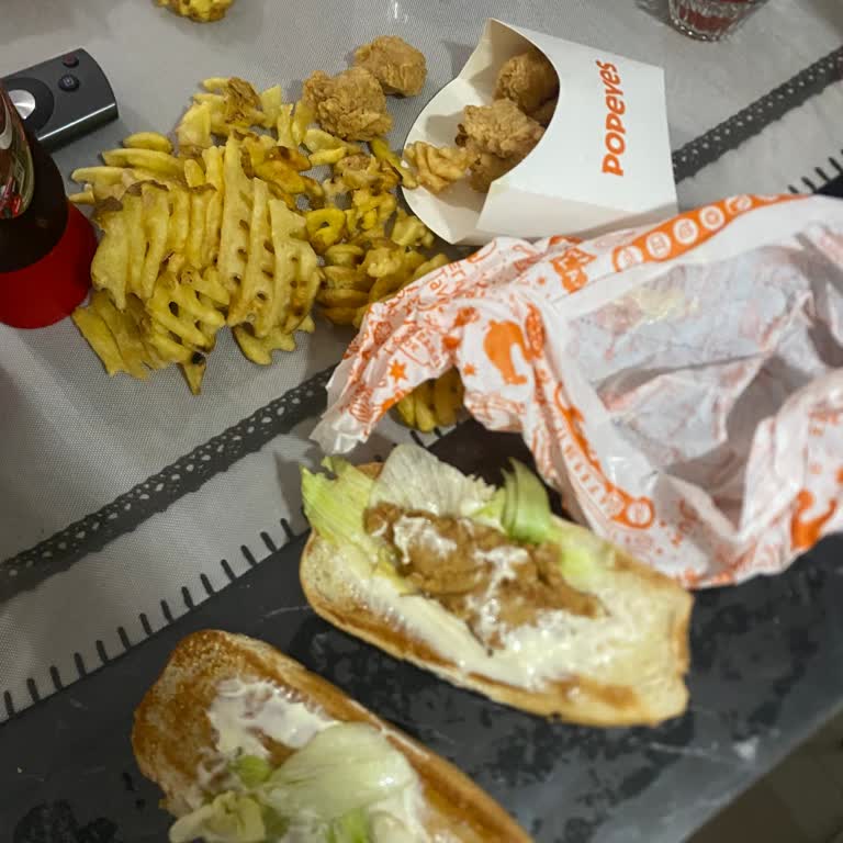 Popeyes Sandviç Yemedim Ekmek Ve Marul Yedim