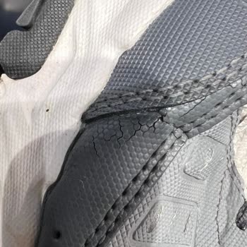 Skechers Sattığı Ürüne Sahip Çıkmıyor.