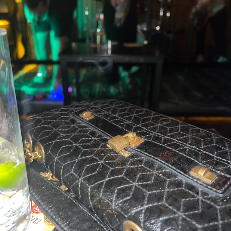 Pub Locale Sakat Olduğum İçin Ayakta Duramıyorum Bel Fıtığım Var