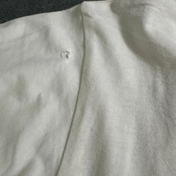 Benetton T-shirt Delik Deşik Oldu