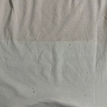 Benetton T-shirt Delik Deşik Oldu