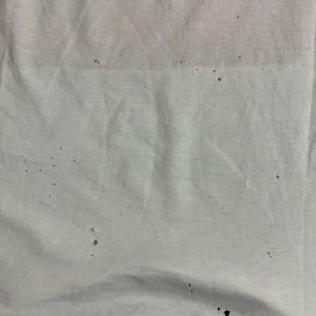 Benetton T-shirt Delik Deşik Oldu