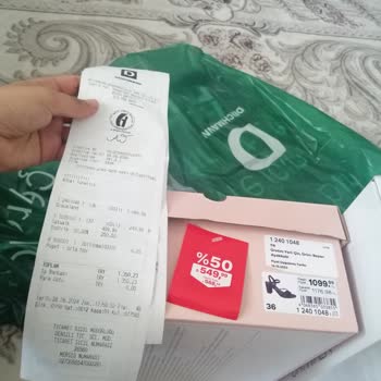 Deichmann Fazla Para Alması Ve Hediye Çeki Vermeye Çalışması