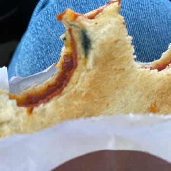 Shell Bursa'daki İstasyonda Satılan Küflü Tost Şikayeti