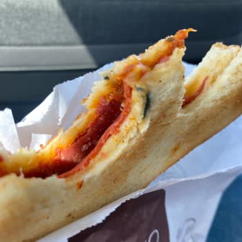 Shell Bursa'daki İstasyonda Satılan Küflü Tost Şikayeti