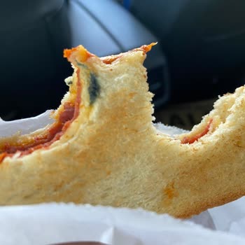 Shell Bursa'daki İstasyonda Satılan Küflü Tost Şikayeti