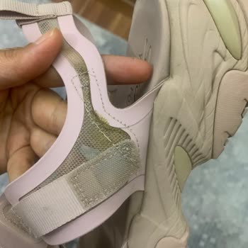 Skechers Sandalete Sahip Çıkmıyor. Üç Ayda Üç Yerinden Yırtıldı.