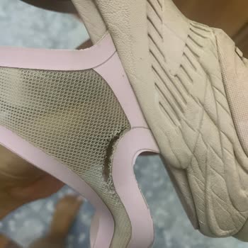 Skechers Sandalete Sahip Çıkmıyor. Üç Ayda Üç Yerinden Yırtıldı.
