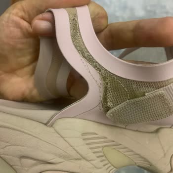 Skechers Sandalete Sahip Çıkmıyor. Üç Ayda Üç Yerinden Yırtıldı.