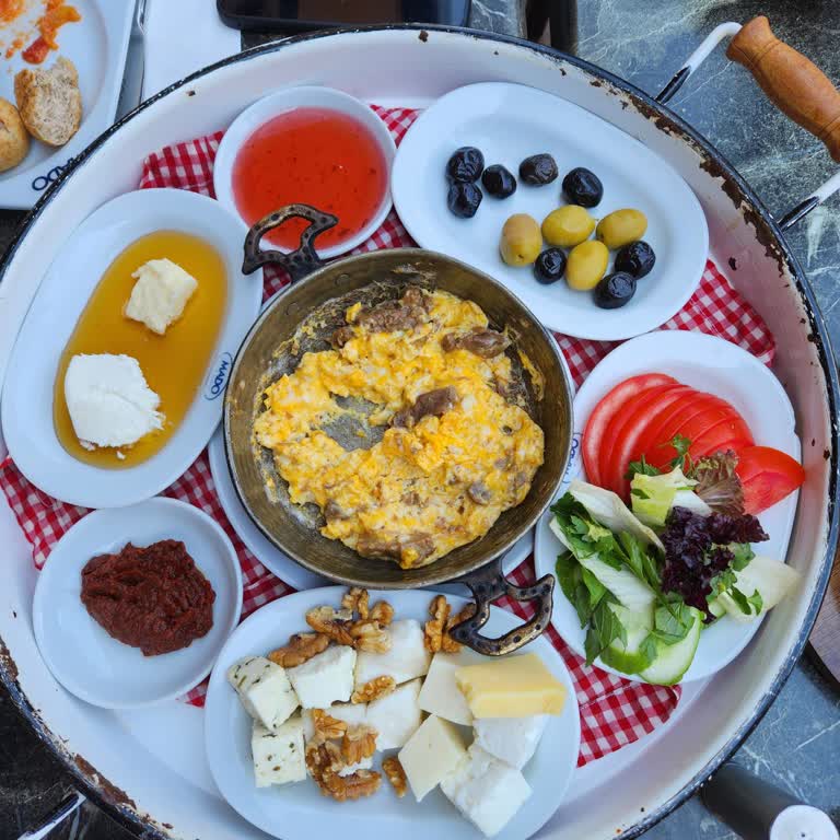 Mado Köy Kahvaltısı İnanılmaz Küçük. Bu Olsa Olsa Kahvaltı Tabağı Olur