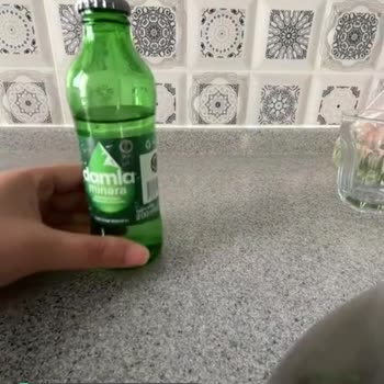 Damla Su Şişenin Yarısı Boş Ve Tat Kötü