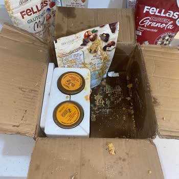 Fellas Fıstık Ezmesi Kavanoz Kapağı Açık Halde Geldi, Yarısı Dökülmüş!