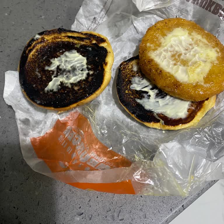 Burger King Sonradan Isıtılmış Yanık Ekmek Ve Tas Burger