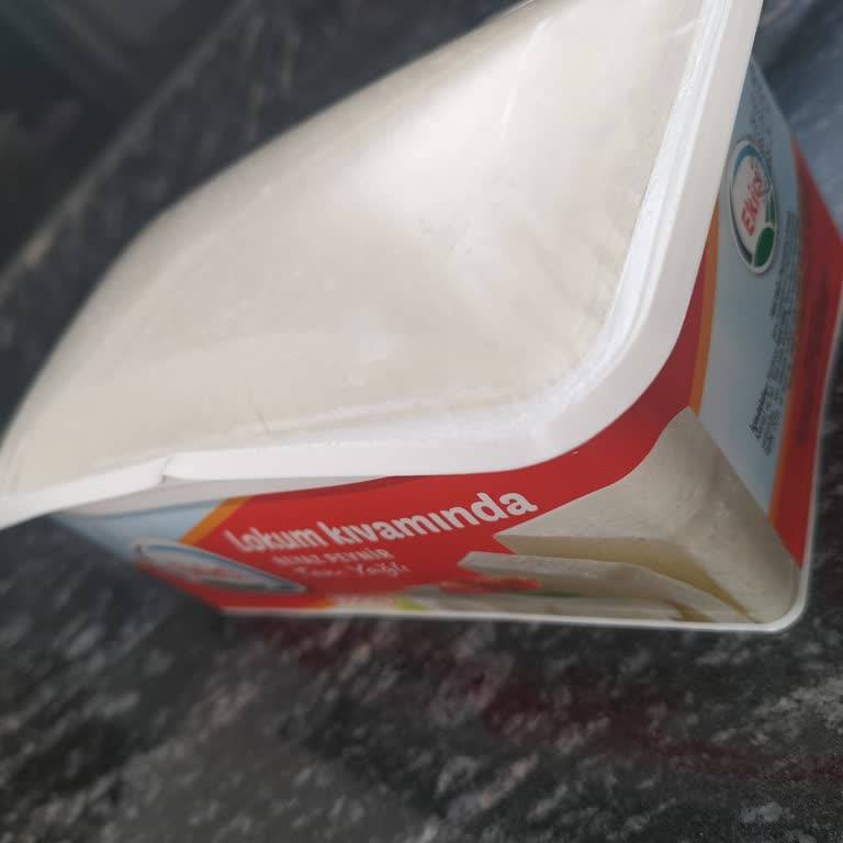 Ekici Peynir Kabı Şişti, Yemeden Attım Boşuna Para Verdim