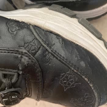 Guess Canta Ayakkabı Derisi Dökülüyor