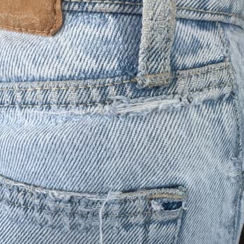 Bershka Her Yerinden Yırtılan Kot Pantolonu