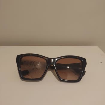 Burberry Gözlük Burberry Güneş Gözlüğünün Arkasında Durmuyor. Kusurlu Ürün.