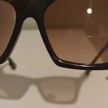 Burberry Gözlük Burberry Güneş Gözlüğünün Arkasında Durmuyor. Kusurlu Ürün.