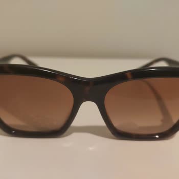 Burberry Gözlük Burberry Güneş Gözlüğünün Arkasında Durmuyor. Kusurlu Ürün.