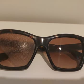 Burberry Gözlük Burberry Güneş Gözlüğünün Arkasında Durmuyor. Kusurlu Ürün.