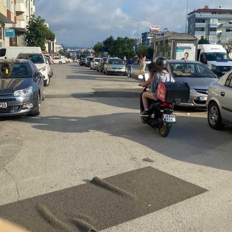 Arby's Kuryesi Motora Yakınlarını Bindiriyor