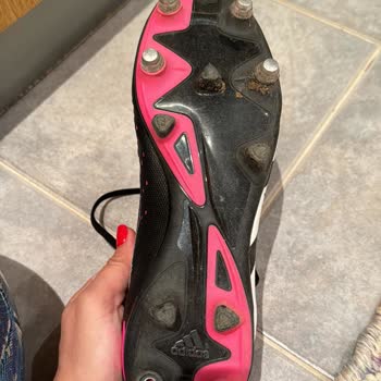 Krampon Çivisi Adidas İlk Giyimde Düştü