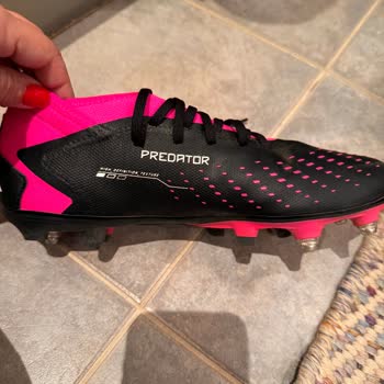 Krampon Çivisi Adidas İlk Giyimde Düştü