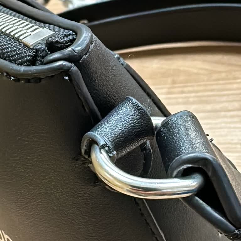 Calvin Klein Çantada Deformeler Oldu