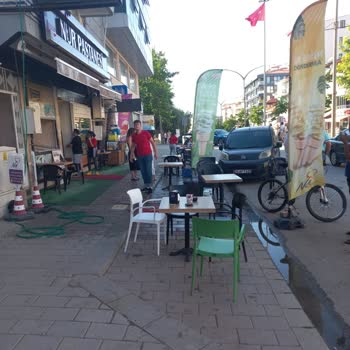 Nur Pastaneleri Kaldırımda Yürürken Üzerimize Su Sıçratılması