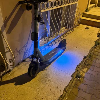 BinBin Camımın Demirlerine Park Edilmiş