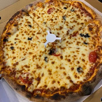 La Vita Pizzeria (Yaşamkent) Gelen Pizza Kalitesizliği