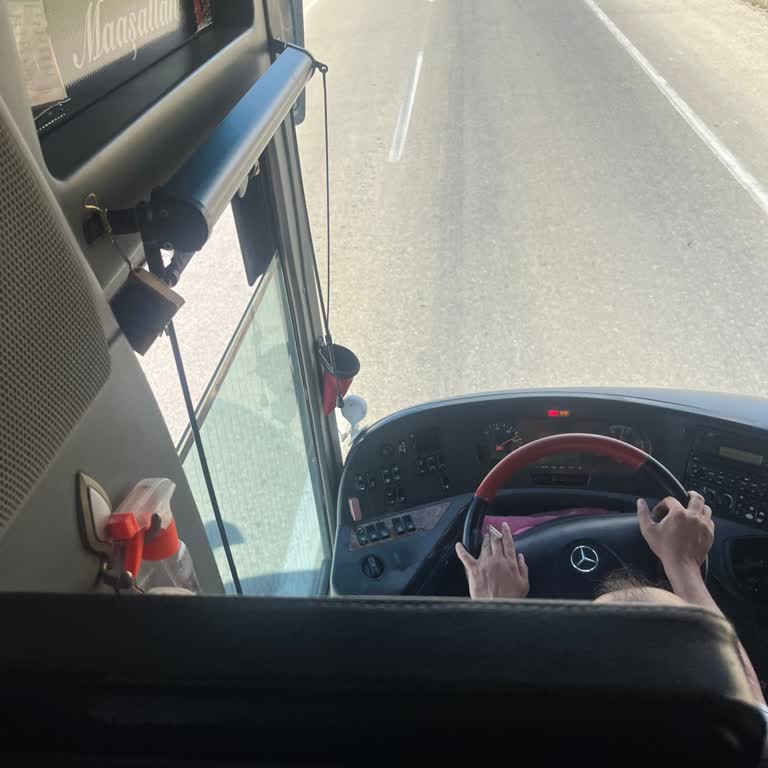 Süha Turizm Otobüs İçerisinde Şoför Sigara İçiyor