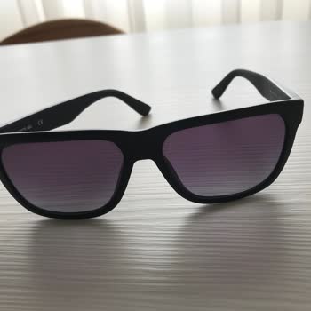 Lacoste Gözlüklerde Amblemde Renk Atması Yaşanabiliyor!