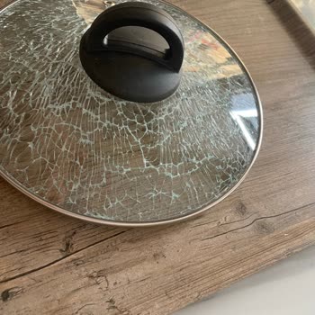 Jumbo Cam Kapak Dolapta Dururken Çatladı