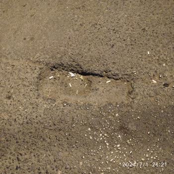 İBB - İstanbul Büyükşehir Belediyesi Asfalttaki Derin Çukurlar