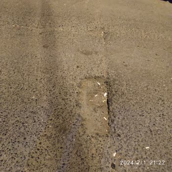 İBB - İstanbul Büyükşehir Belediyesi Asfalttaki Derin Çukurlar