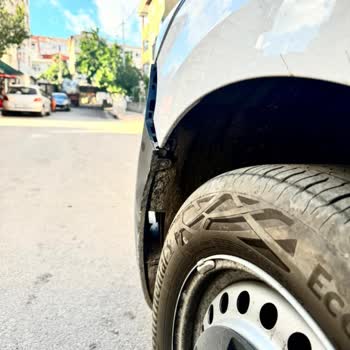 Avis Araç Kiralama Aracı Arabama Çarptı Ve Kaçtı