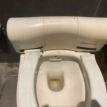 Shell İn Tuvaletleri Pislik İçinde