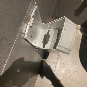 Shell İn Tuvaletleri Pislik İçinde