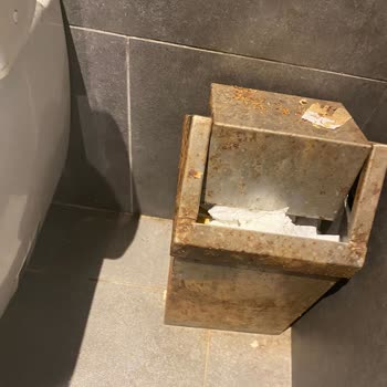 Shell İn Tuvaletleri Pislik İçinde