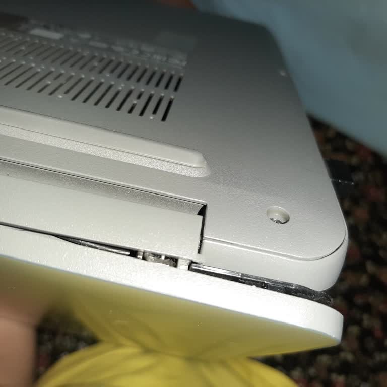 Lenovo Bilgisayar Lenovo Menteşe Kırılması