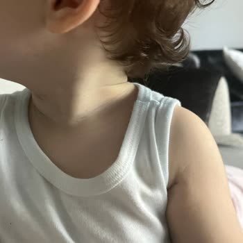 LC Waikiki Bebek Tulumu Boya Salıyor.